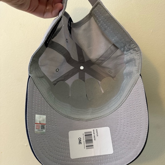 UConn Huskies hat - Picture 4 of 5